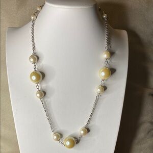 Nice 18KTCH white gold and pearl necklace